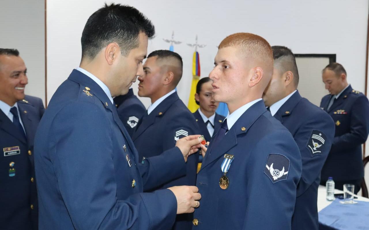 Alumnos reciben reconocimiento a su esfuerzo académico durante el tiempo de formación en la ESUFA