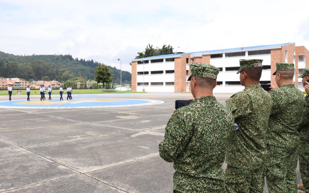 La Escuela de Suboficiales FAC y la Armada Nacional estrechan vínculos mediante visita estratégica