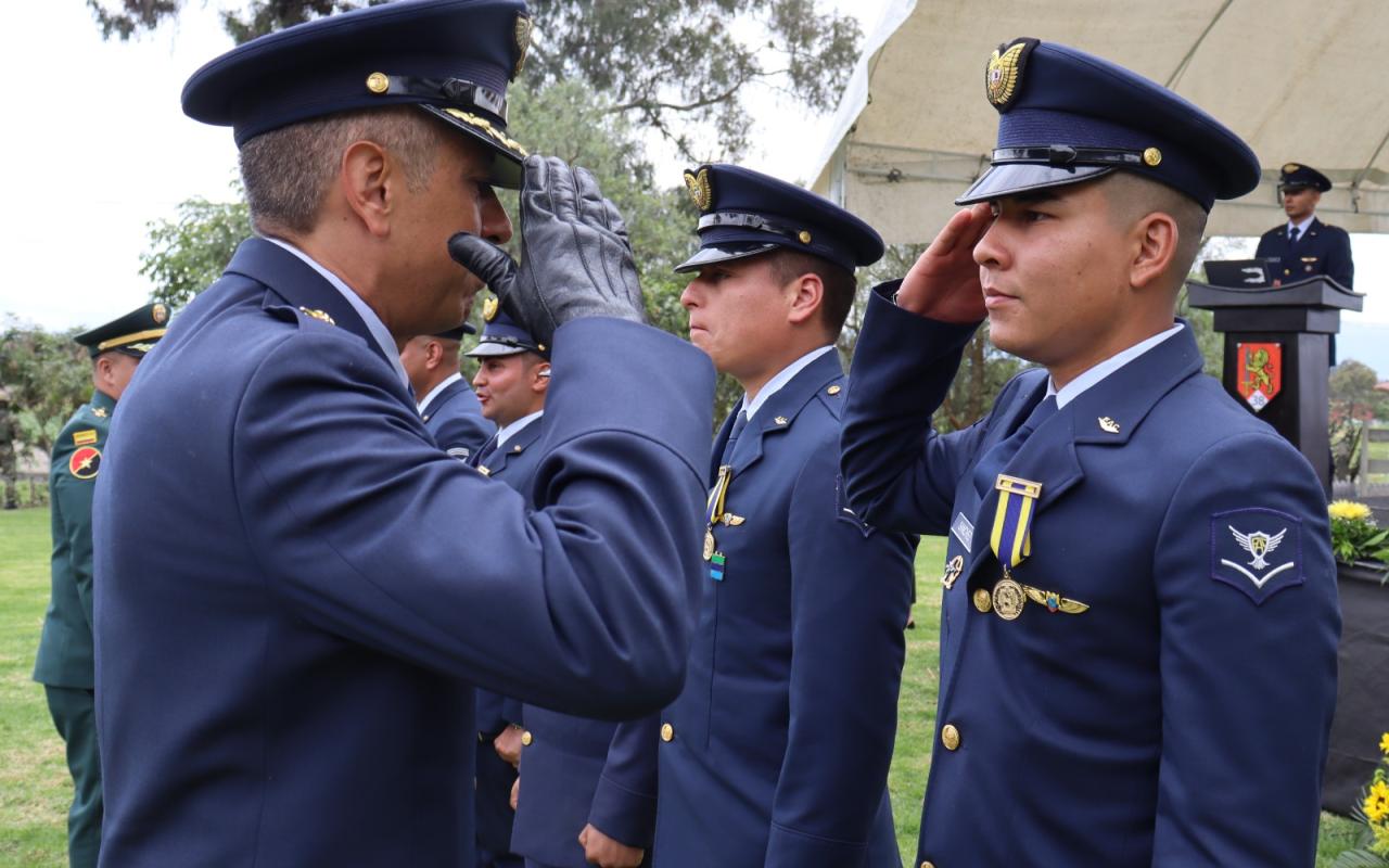 Oficiales y Suboficiales recibieron la medalla en Mosquera por su vocación de servicio