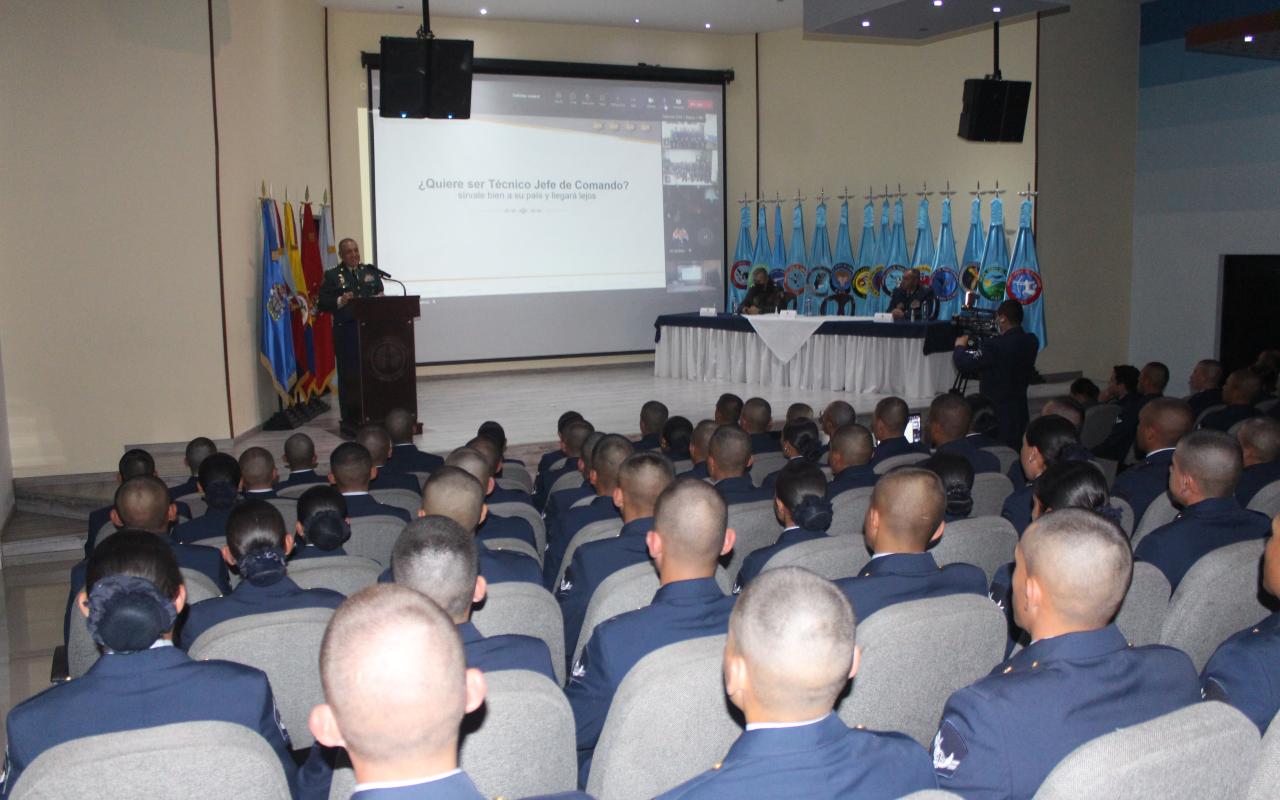 Durante visita a la ESUFA Comandante General de las Fuerzas Militares compartió con los futuros Suboficiales de su Fuerza Aérea