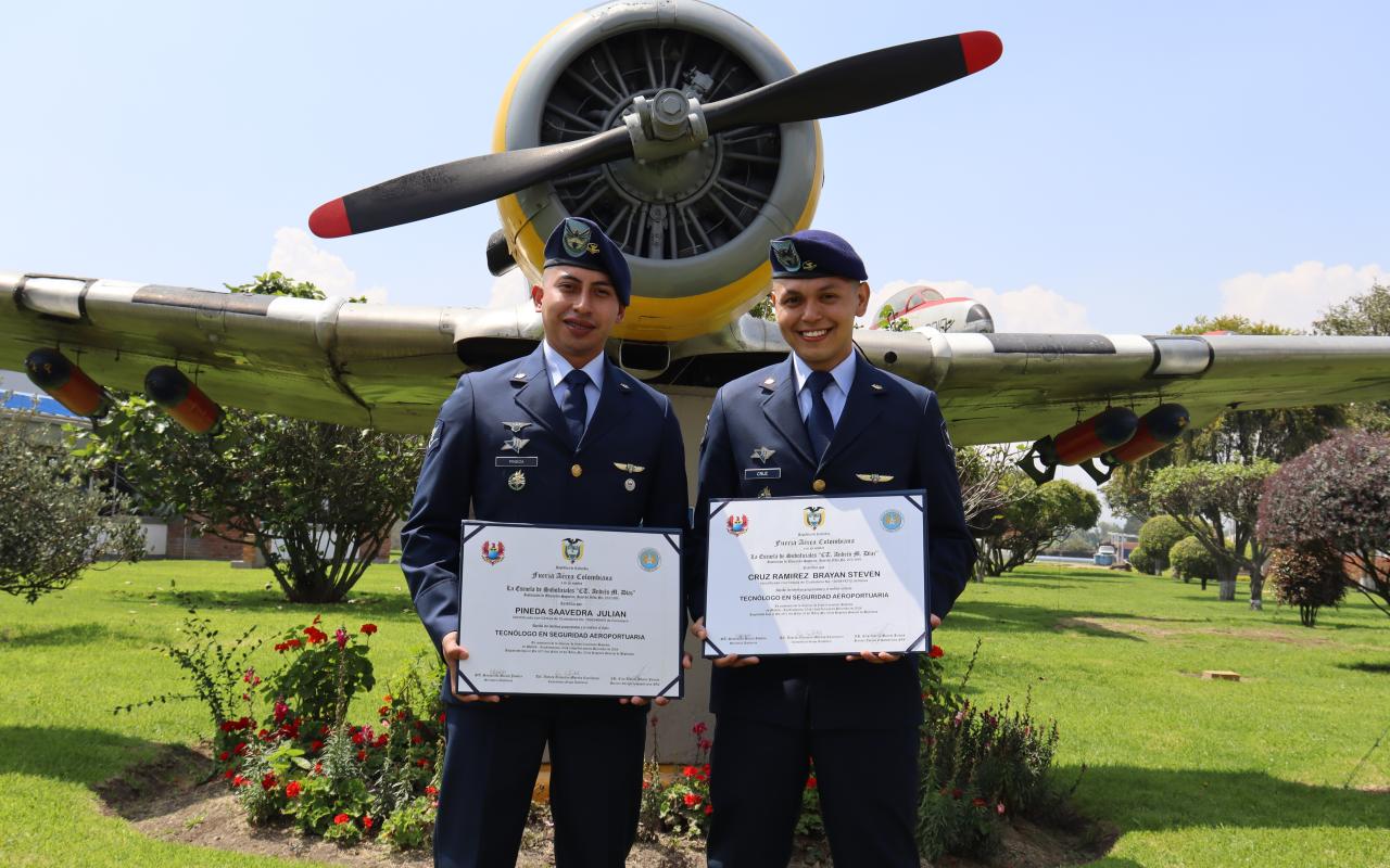 Suboficiales de la Fuerza Aeroespacial se gradúan como tecnólogos aeronáuticos 