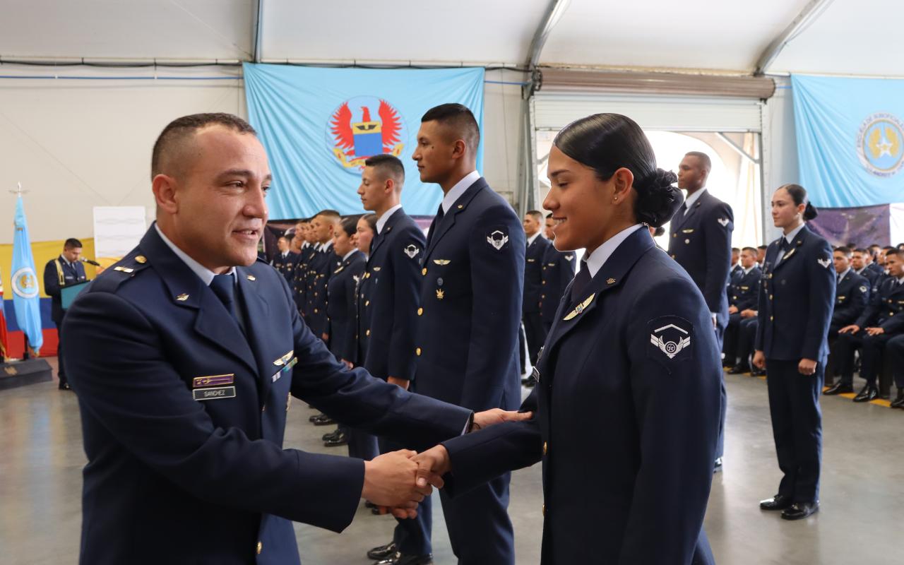 Así se realizó la ceremonia militar para imponer alas de especialidad