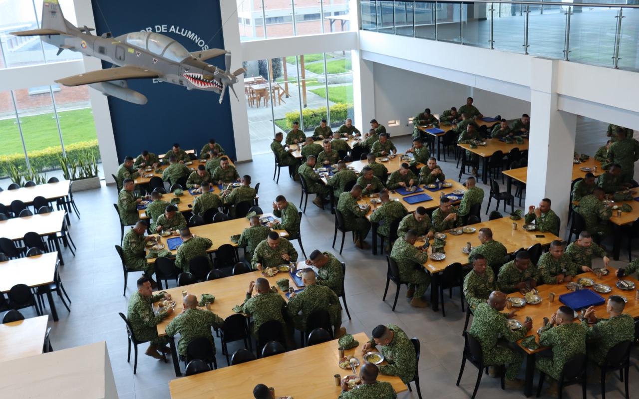La Escuela de Suboficiales FAC y la Armada Nacional estrechan vínculos mediante visita estratégica