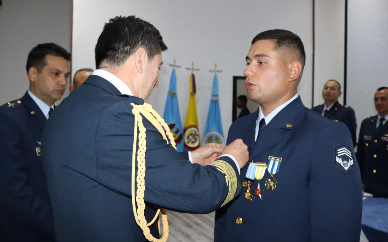 Alumnos reciben reconocimiento a su esfuerzo académico durante el tiempo de formación en la ESUFA