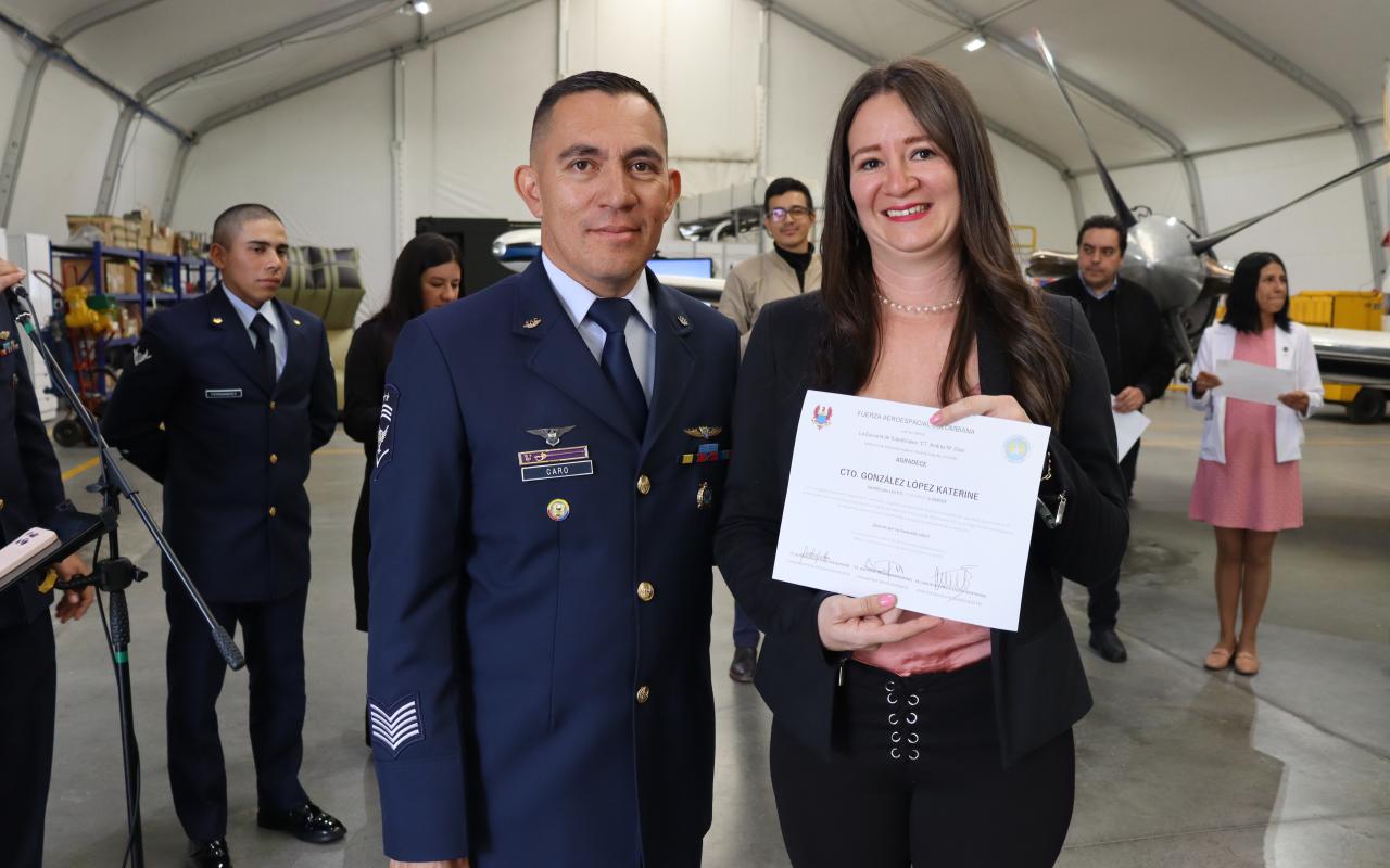 Así se realizó la ceremonia militar para imponer alas de especialidad