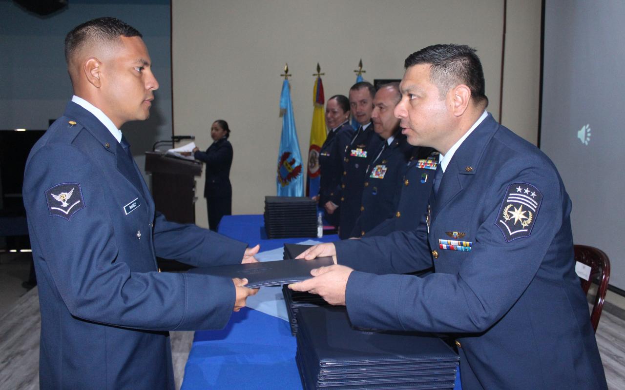 Aerotécnicos de la Fuerza Aérea Colombiana reciben titulación tecnológica 
