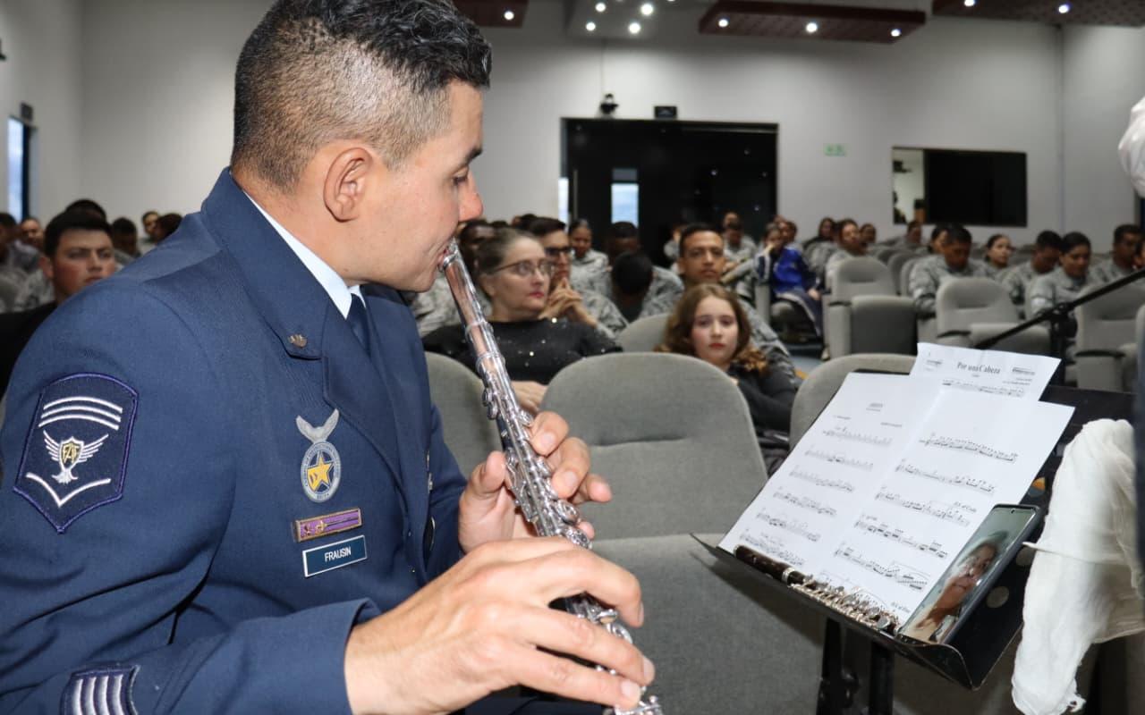 Músicos militares conmemoran su día con taller sinfónico inspirado en el tango 