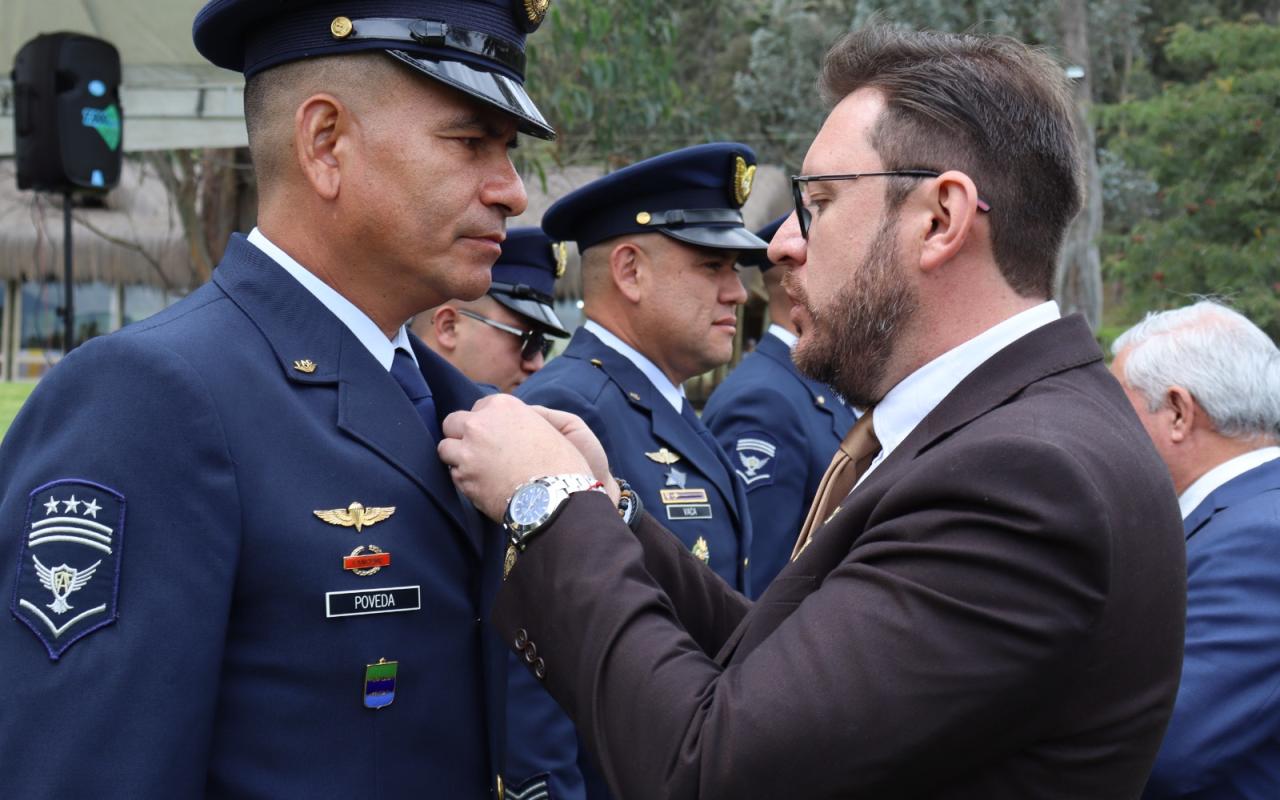 Oficiales y Suboficiales recibieron la medalla en Mosquera por su vocación de servicio