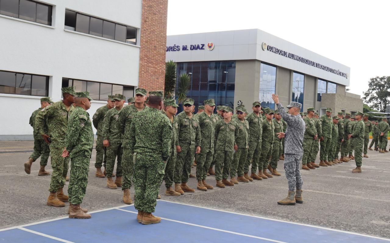 La Escuela de Suboficiales FAC y la Armada Nacional estrechan vínculos mediante visita estratégica