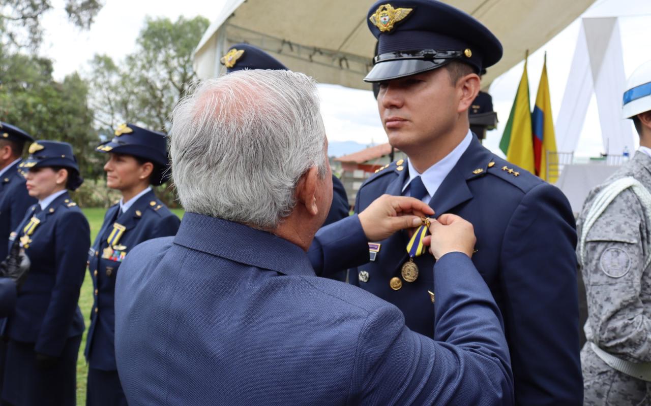 Oficiales y Suboficiales recibieron la medalla en Mosquera por su vocación de servicio