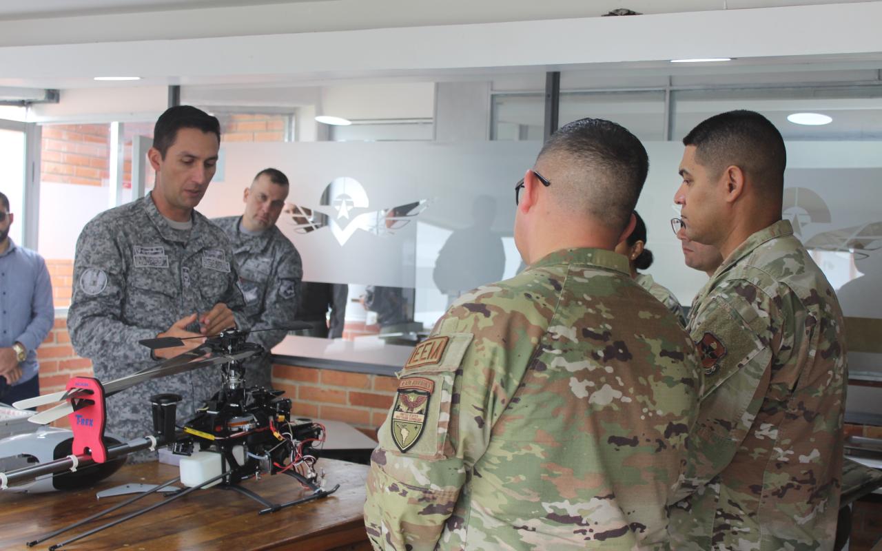 Comisión de la Fuerza Aérea de Estados Unidos visitó la Escuela de Suboficiales “CT. Andrés M. Díaz”