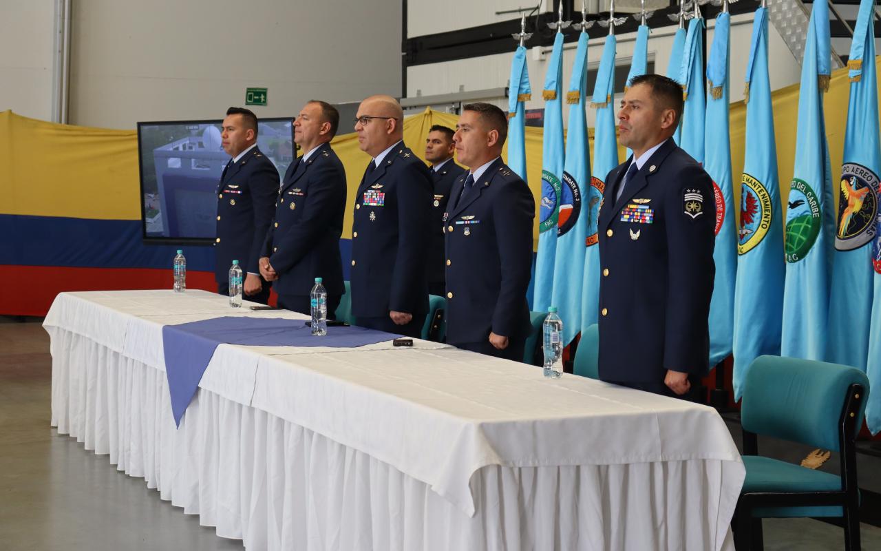 Así se realizó la ceremonia militar para imponer alas de especialidad