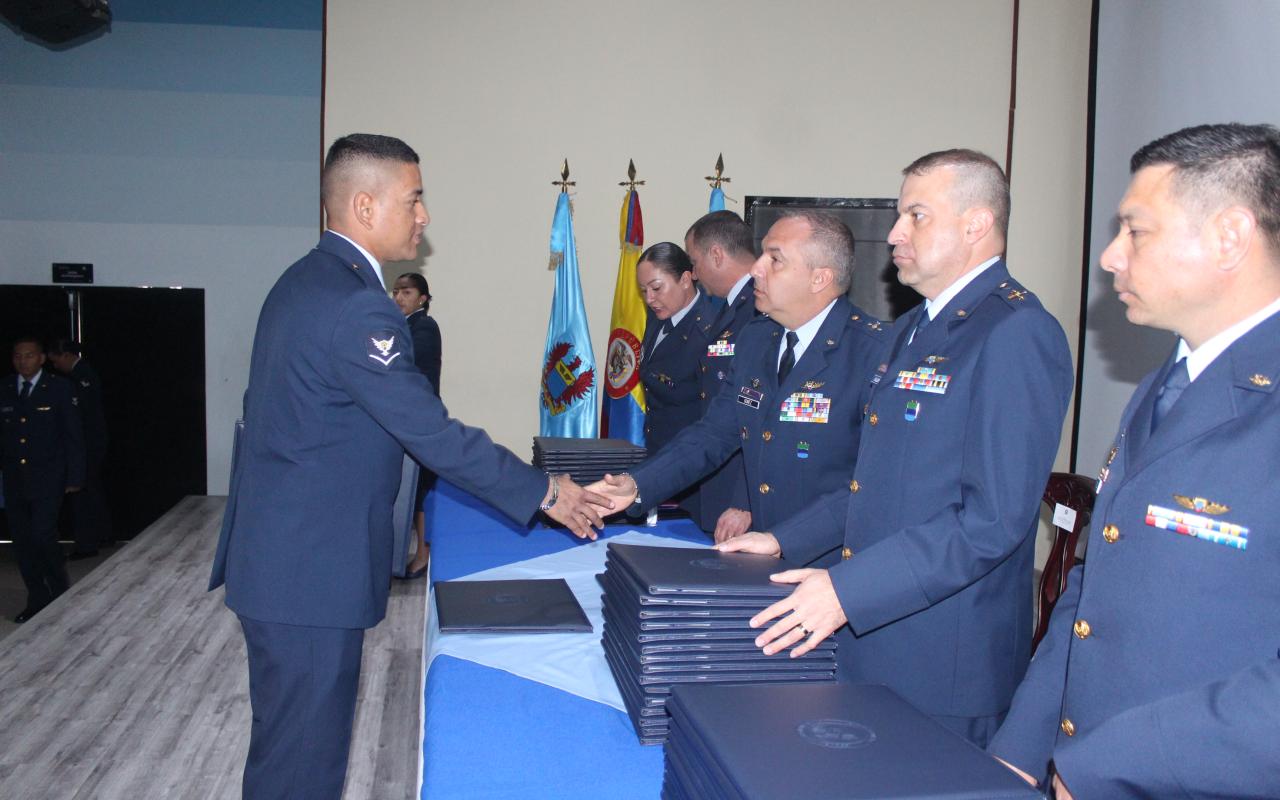 Aerotécnicos de la Fuerza Aérea Colombiana reciben titulación tecnológica 