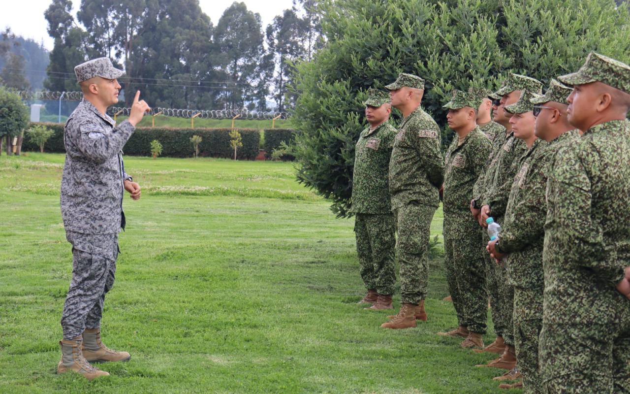 La Escuela de Suboficiales FAC y la Armada Nacional estrechan vínculos mediante visita estratégica