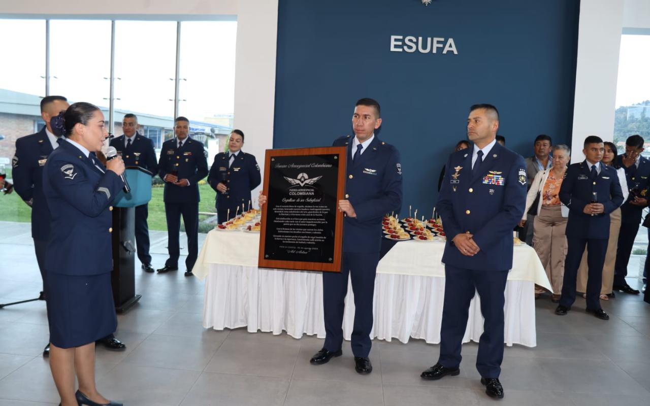 Suboficiales culminan formación académica para ascender en la Fuerza Aeroespacial