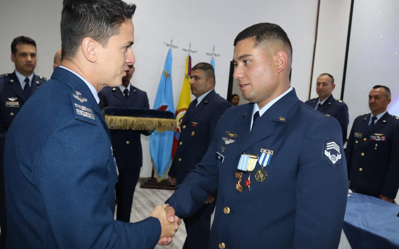 Alumnos reciben reconocimiento a su esfuerzo académico durante el tiempo de formación en la ESUFA