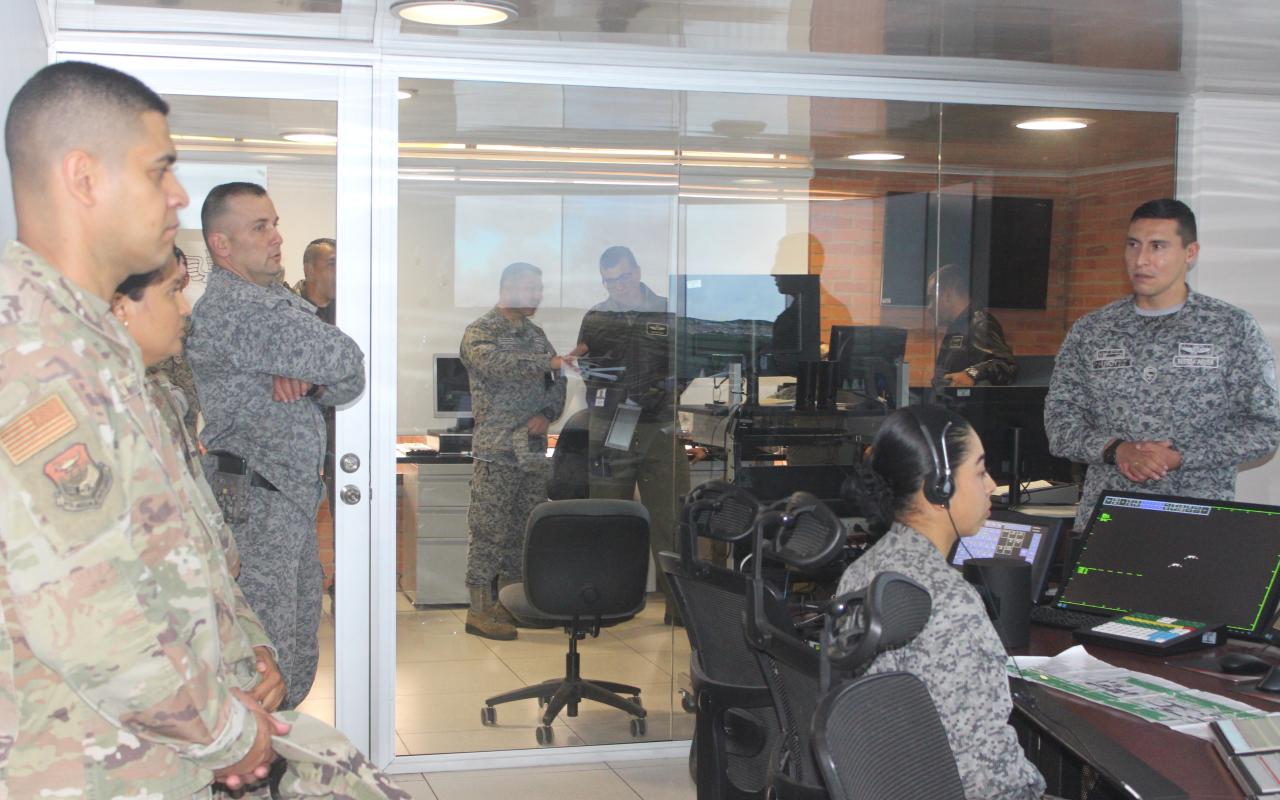Comisión de la Fuerza Aérea de Estados Unidos visitó la Escuela de Suboficiales “CT. Andrés M. Díaz”