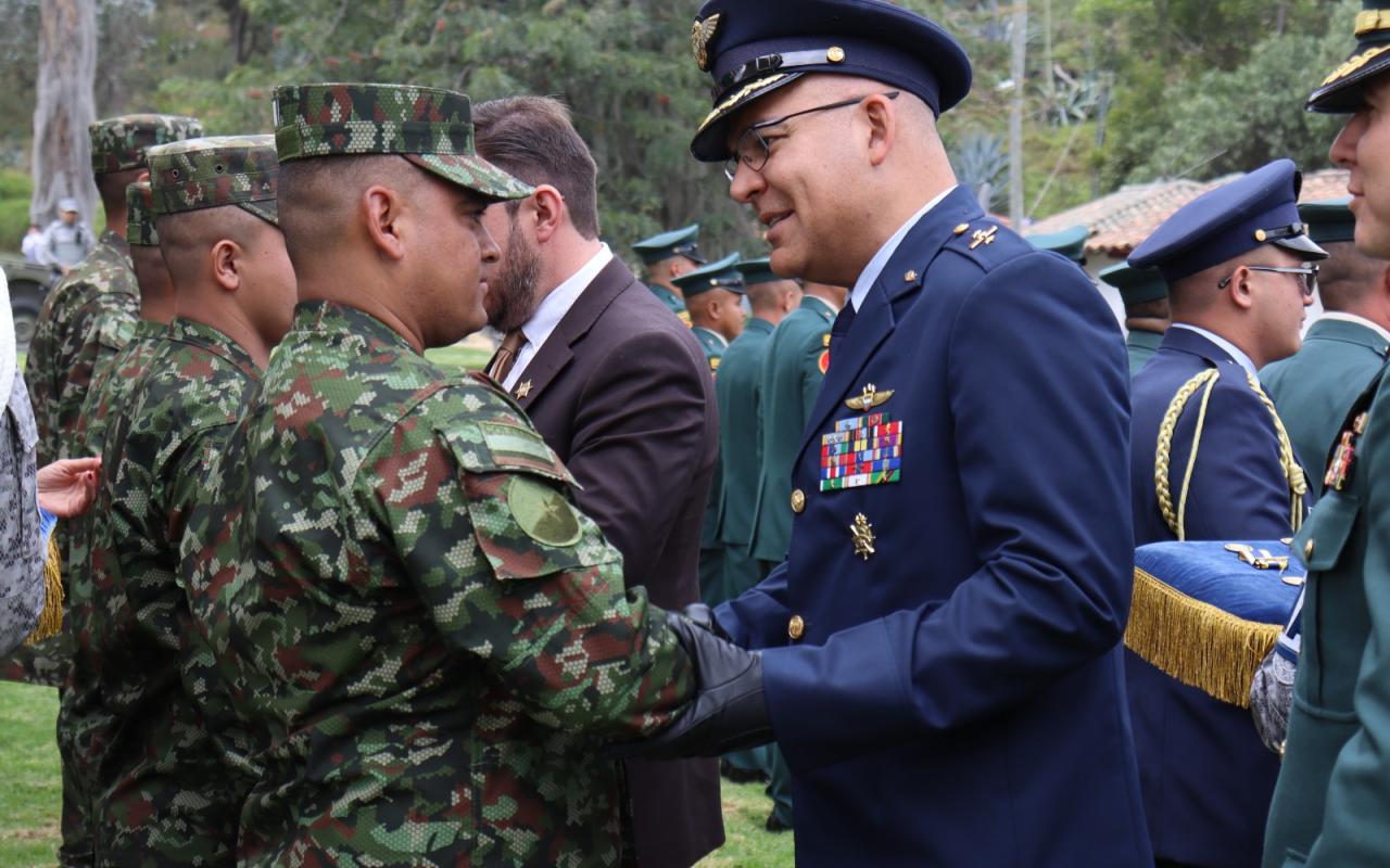 Oficiales y Suboficiales recibieron la medalla en Mosquera por su vocación de servicio