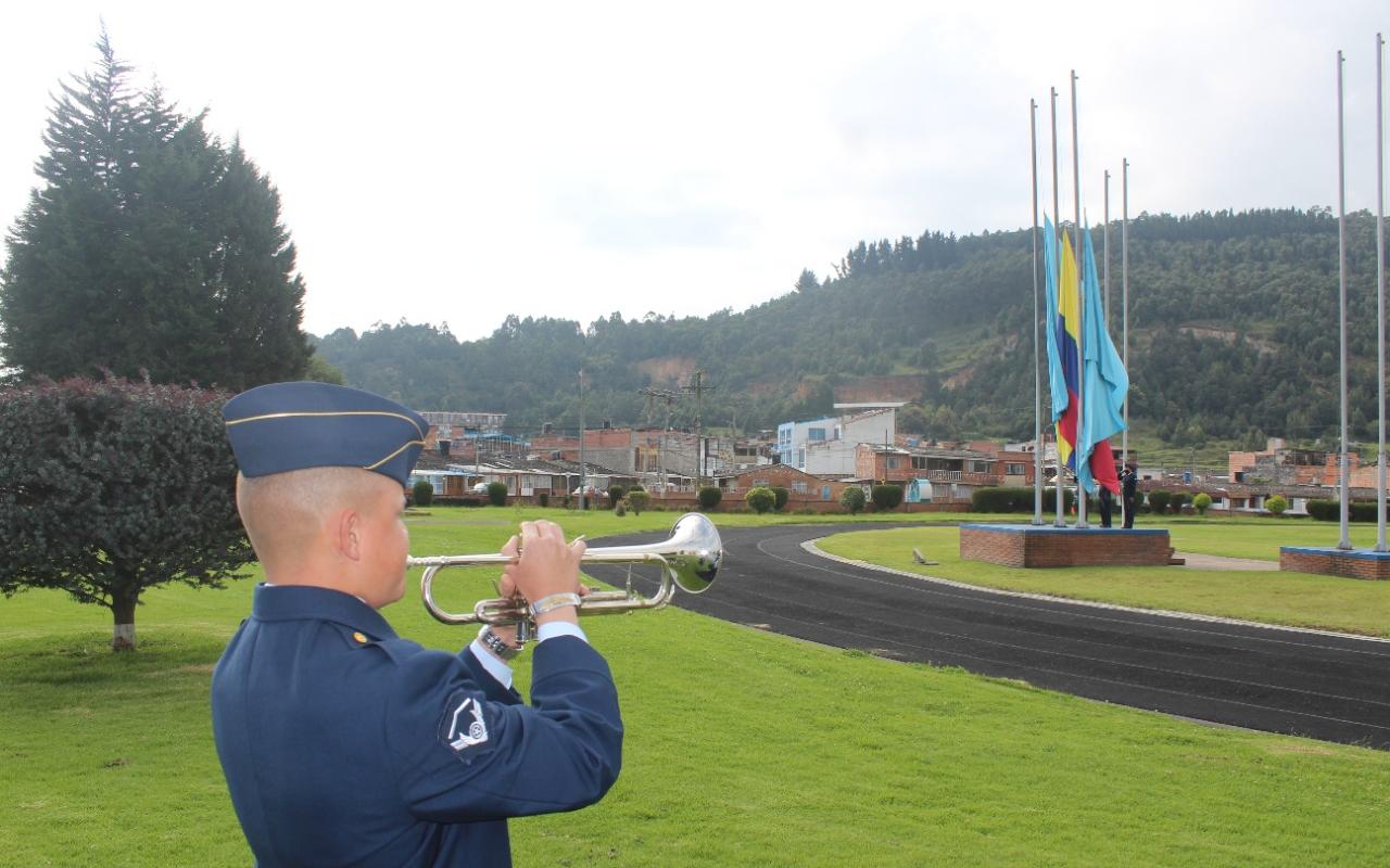 Su Fuerza Aérea conmemora el Día Nacional de la Memoria y Solidaridad con las Víctimas en la Sabana de Occidente