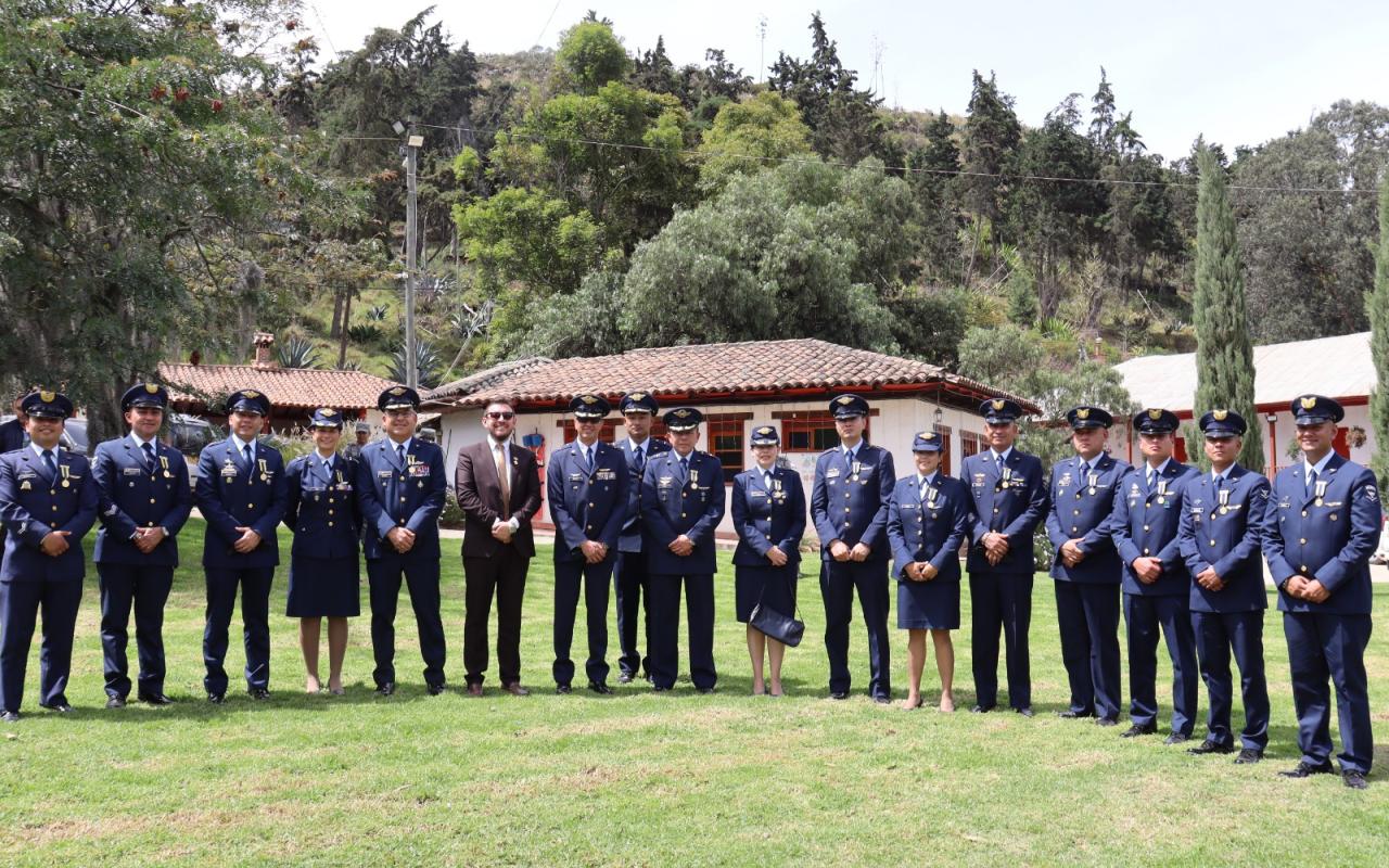 Oficiales y Suboficiales recibieron la medalla en Mosquera por su vocación de servicio