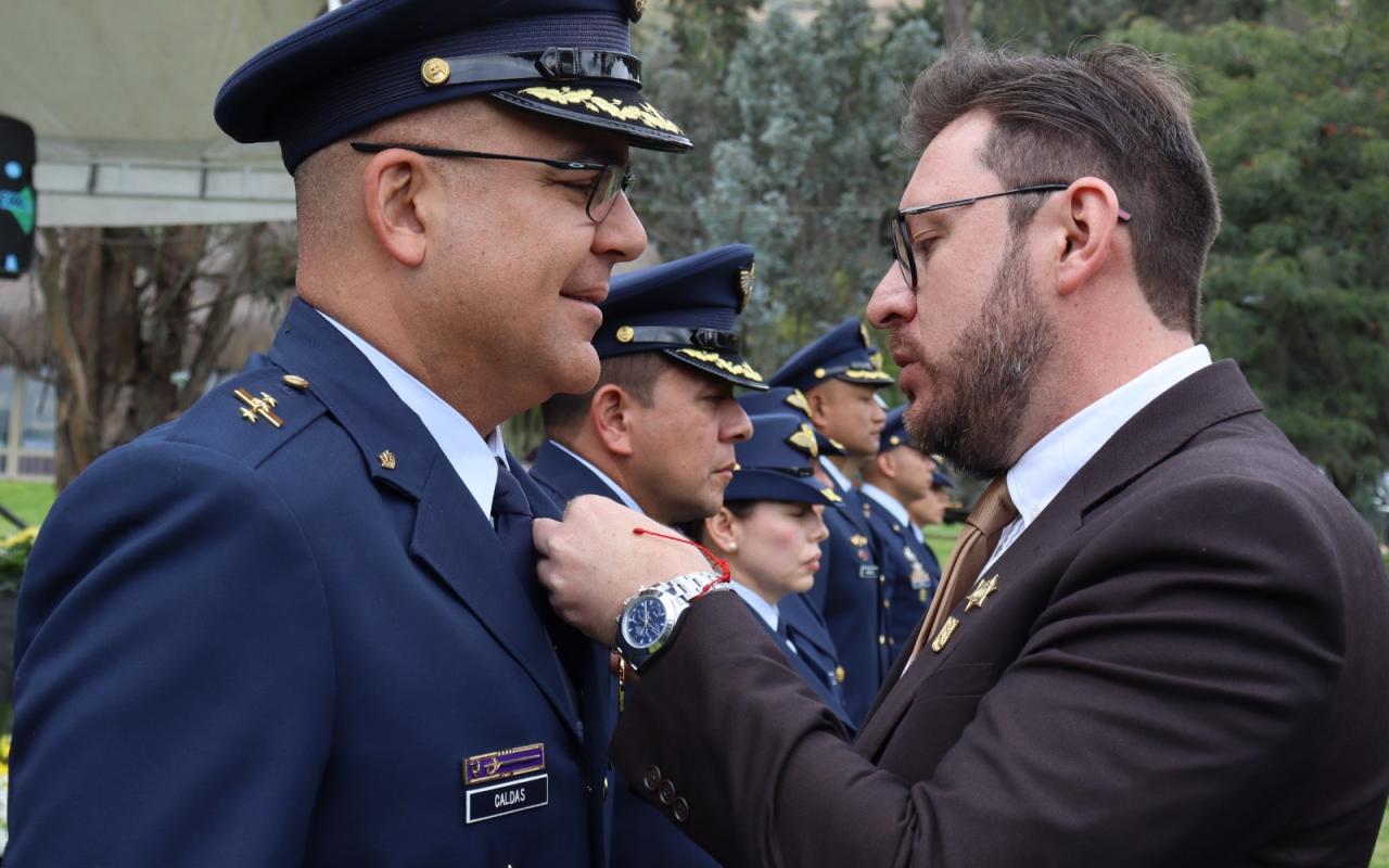 Oficiales y Suboficiales recibieron la medalla en Mosquera por su vocación de servicio