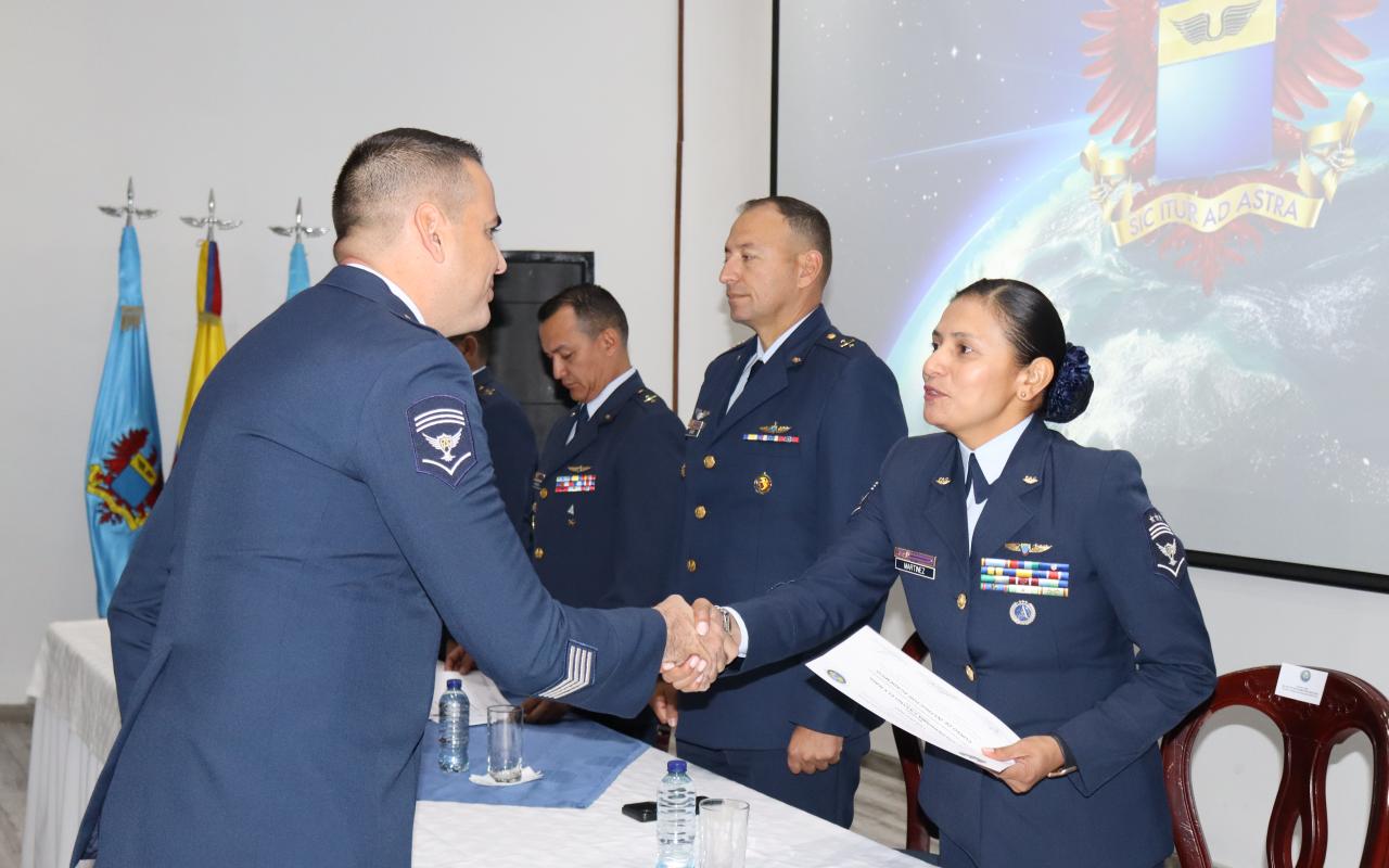 Personal militar recibe el título de Instructor Académico