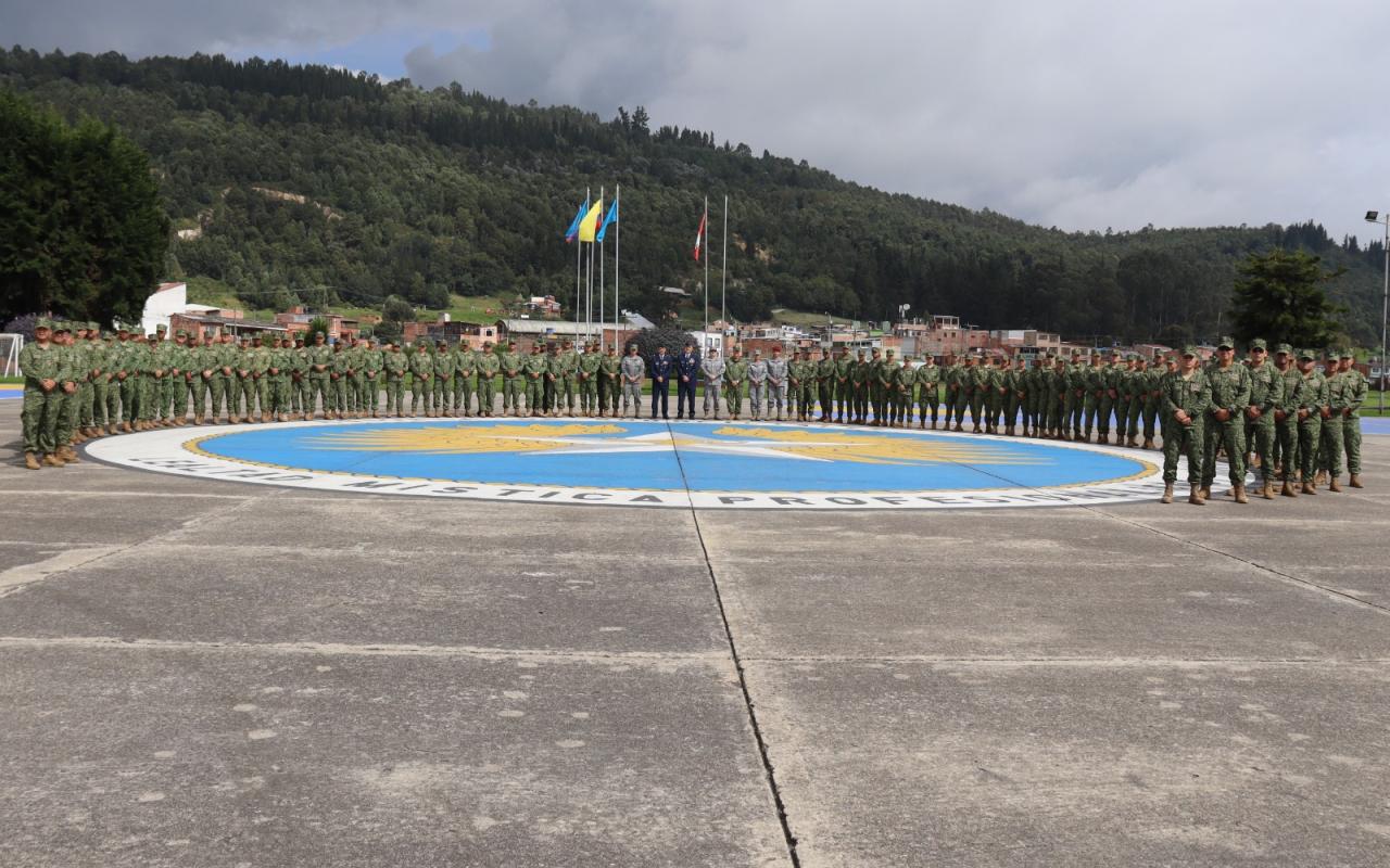 La Escuela de Suboficiales FAC y la Armada Nacional estrechan vínculos mediante visita estratégica