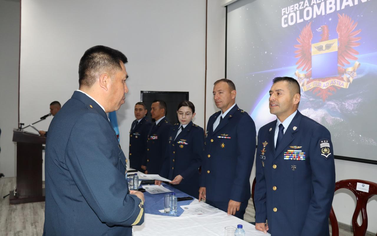 Nuevos instructores académicos fortalecen la formación militar en la Fuerza Aeroespacial