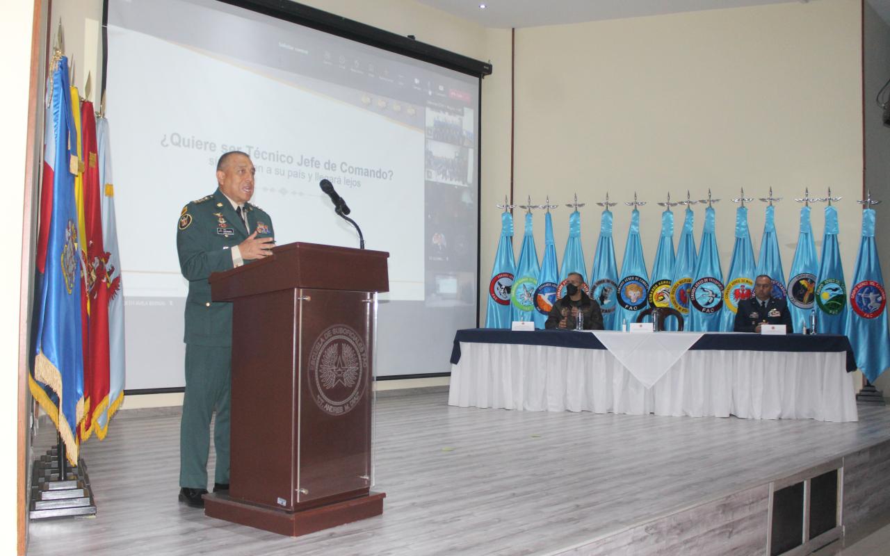 Durante visita a la ESUFA Comandante General de las Fuerzas Militares compartió con los futuros Suboficiales de su Fuerza Aérea