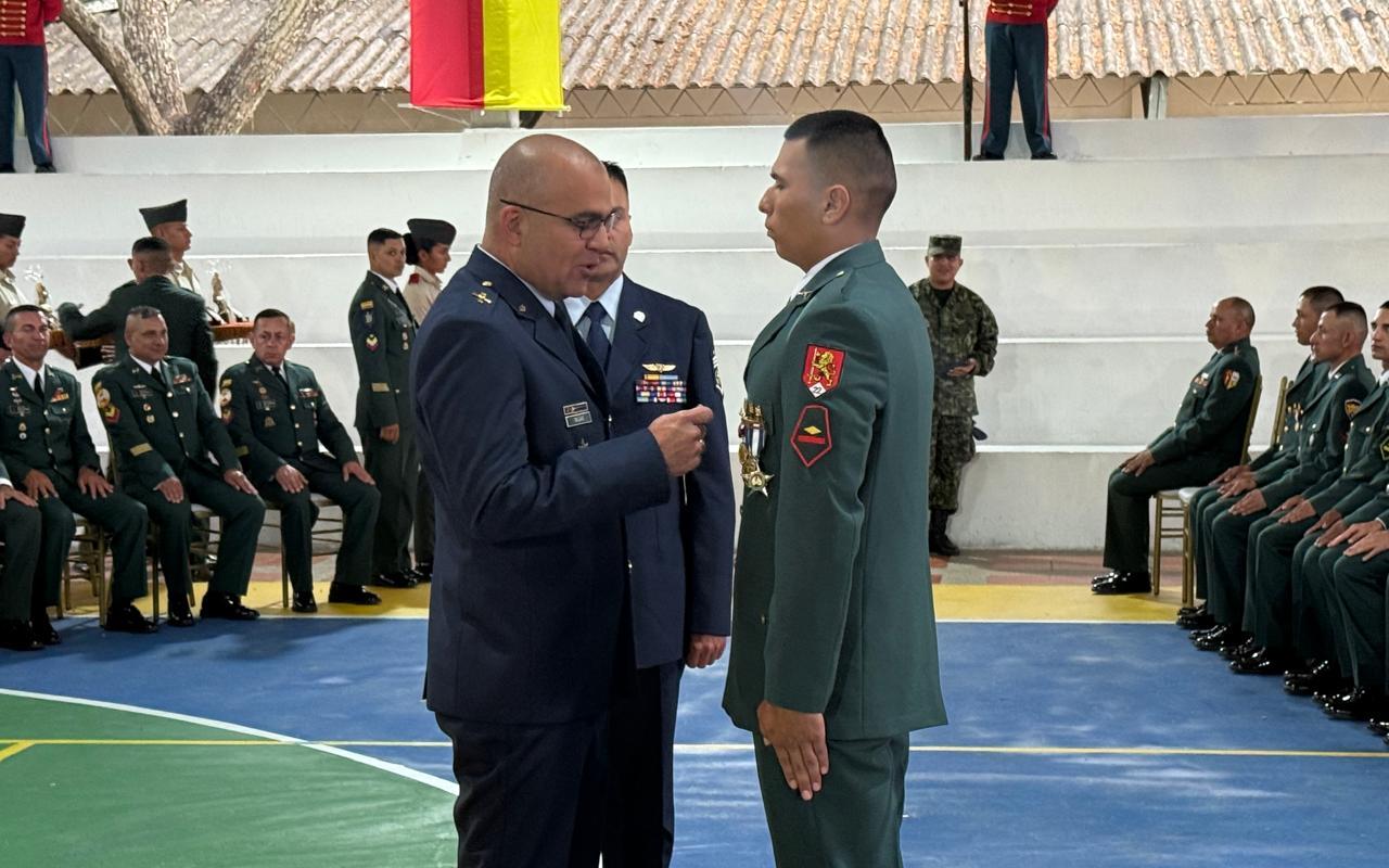 ESUFA entrega medalla en solemne ceremonia militar del Ejército Nacional