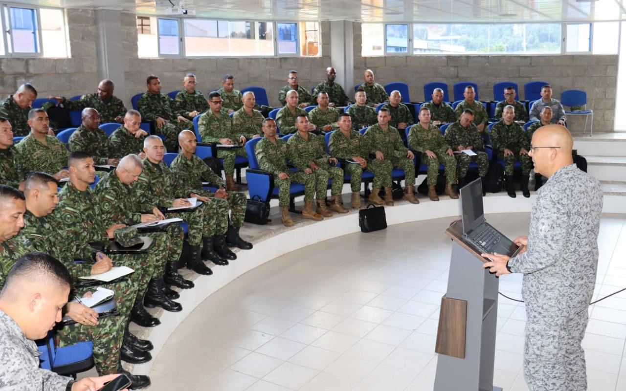 Suboficiales fortalecieron su liderazgo y conocimientos durante visita geoestratégica a la ESUFA