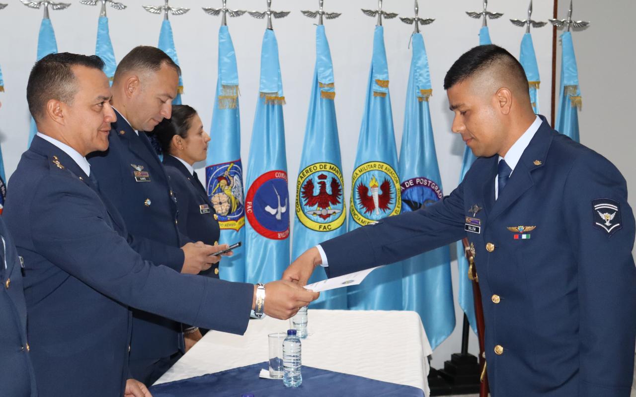 Personal militar recibe el título de Instructor Académico