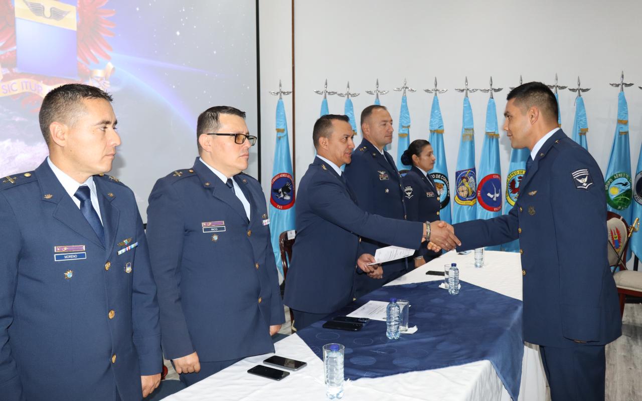 Personal militar recibe el título de Instructor Académico