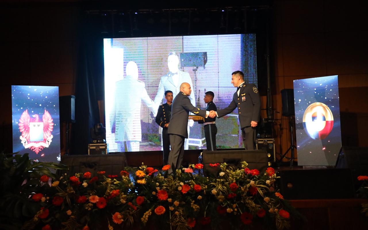 Docentes de la Escuela de Suboficiales reciben reconocimientos como mejores docentes FAC