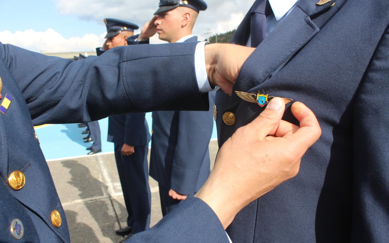 Tradicional ceremonia de imposición de alas de especialidad a futuros Suboficiales de la Fuerza Aérea