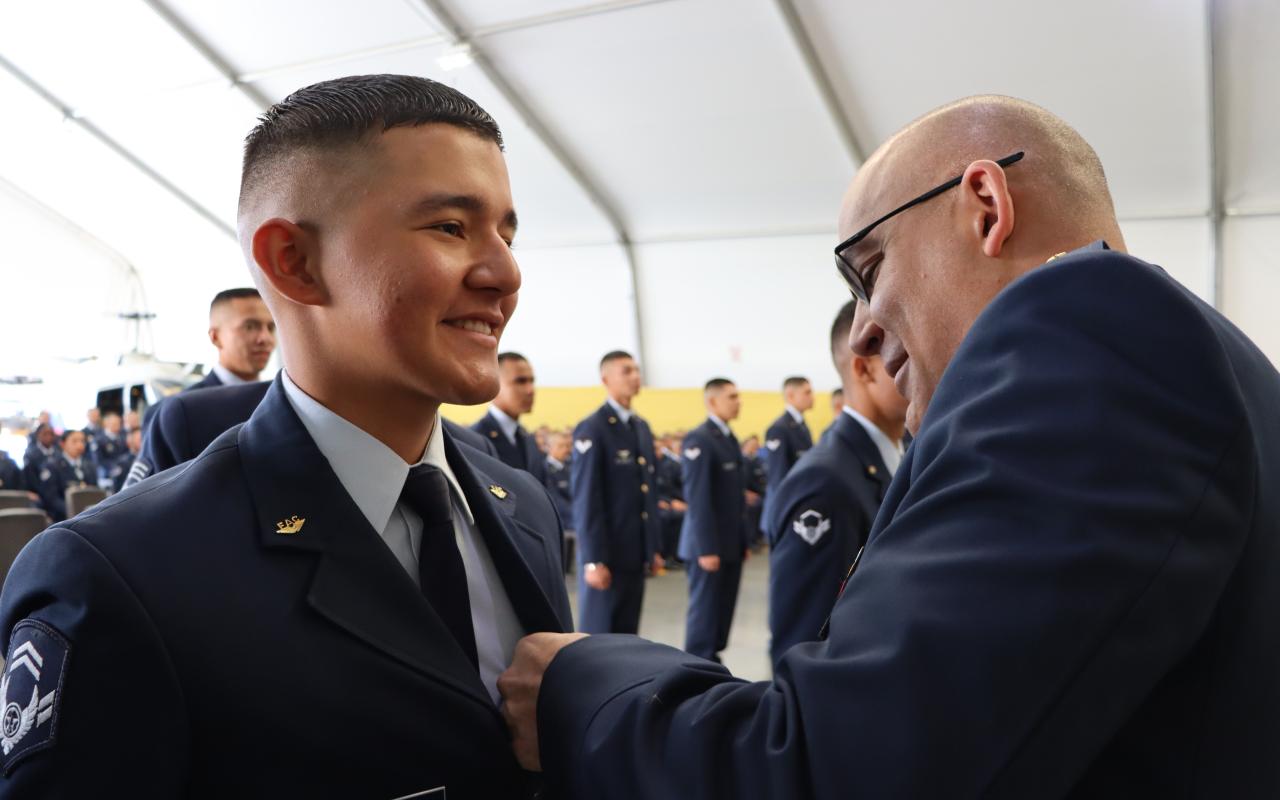 Así se realizó la ceremonia militar para imponer alas de especialidad