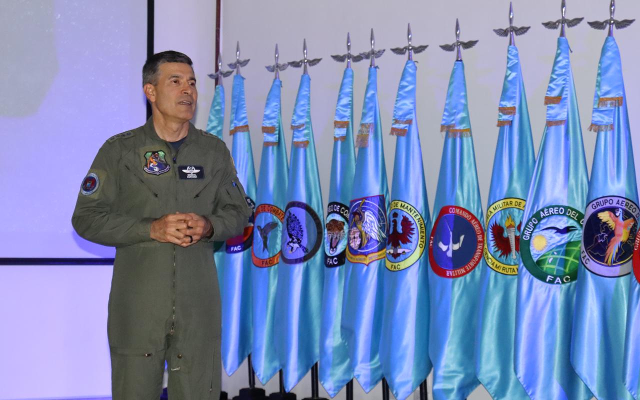 Futuros Suboficiales recibieron la visita estratégica del Comandante de la FAC