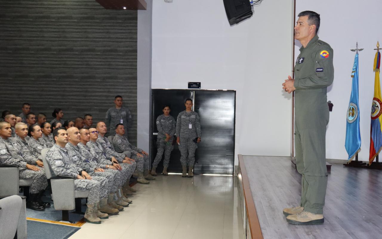 Futuros Suboficiales recibieron la visita estratégica del Comandante de la FAC