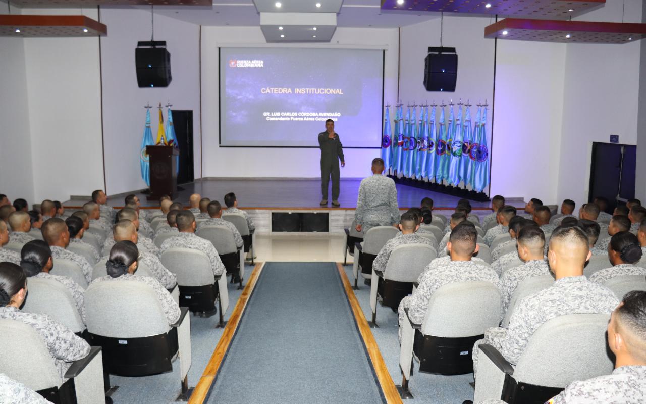 Futuros Suboficiales recibieron la visita estratégica del Comandante de la FAC