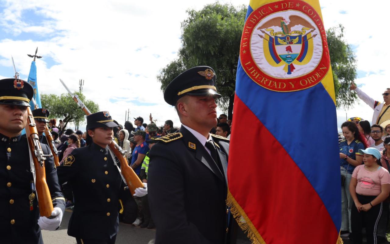 Con paso firme la Fuerza Aérea desfiló por la capital del país en conmemoración del 20 de Julio