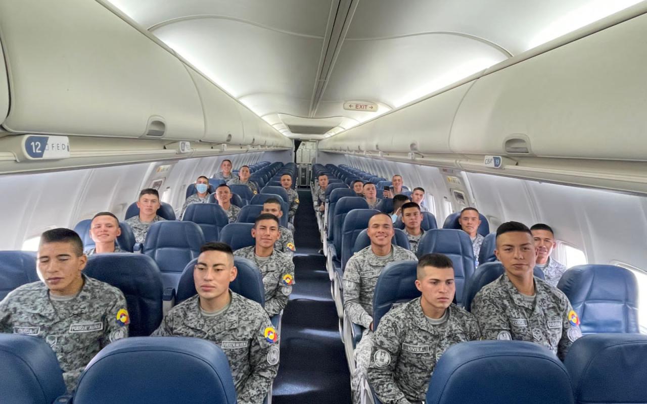 Alumnos de la Escuela de Suboficiales de su Fuerza Aérea viajan a fortalecer sus capacidades a Estados Unidos