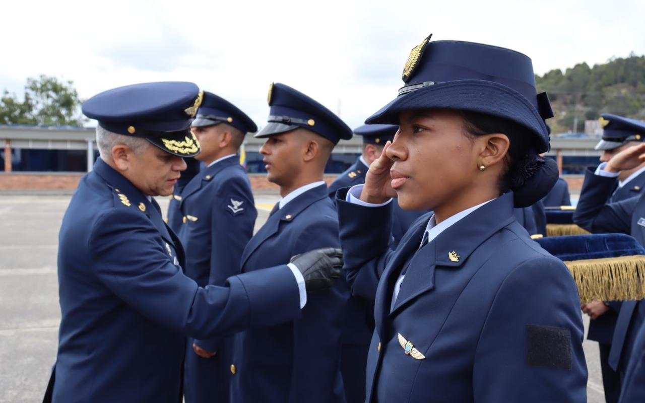 Tecnólogos se escalafonaron como Suboficiales de la Fuerza Aérea Colombiana