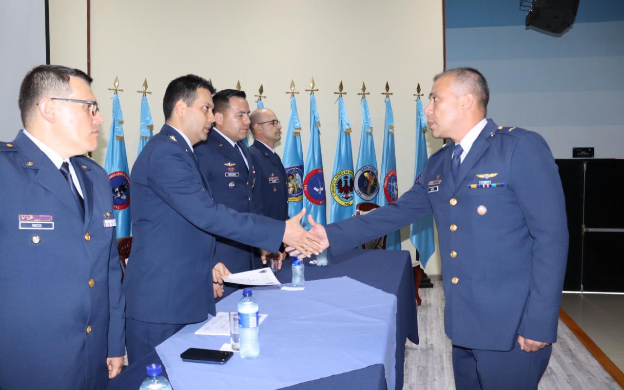 Instructor académico, rol clave en la formación militar   