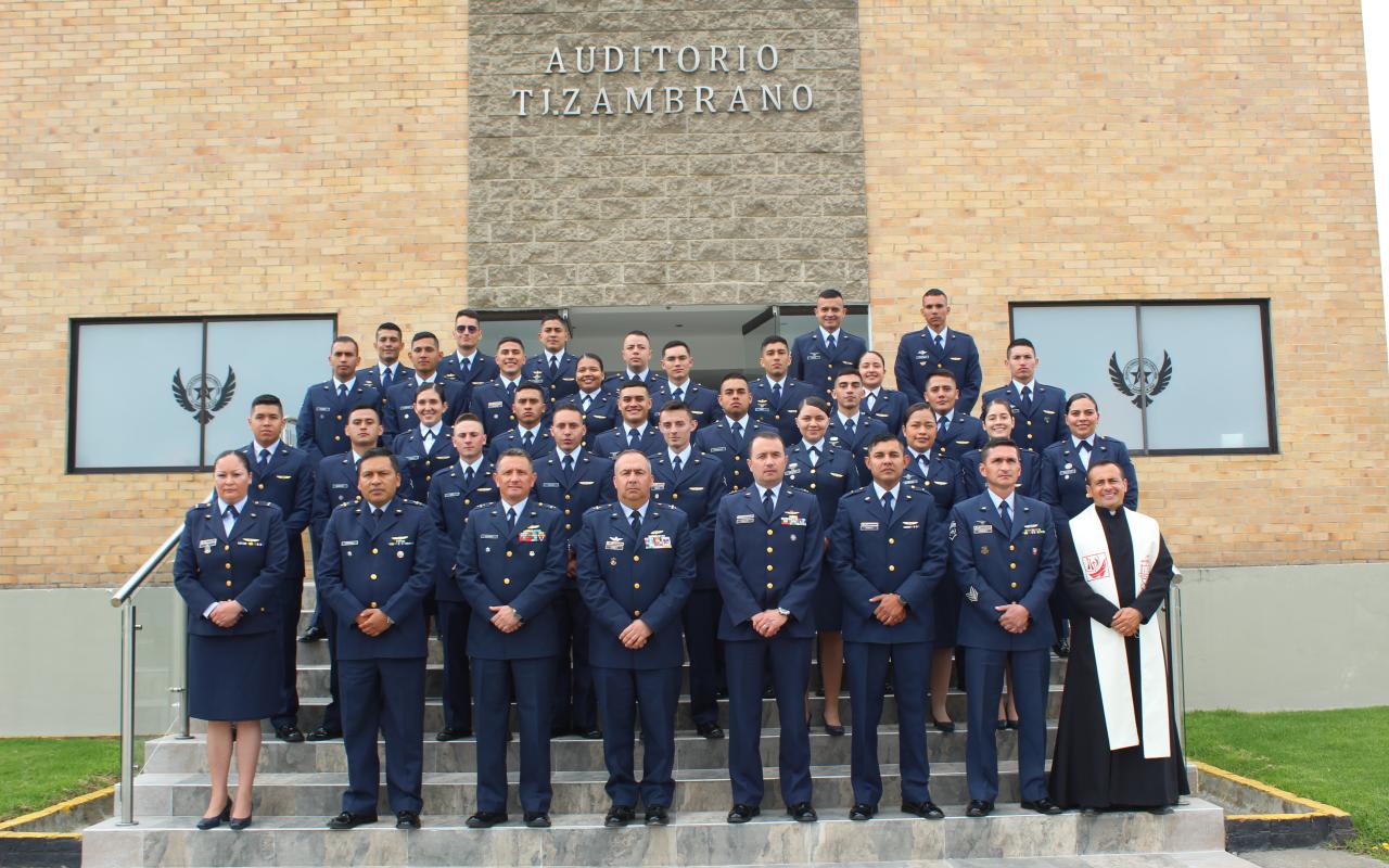 Suboficiales de su Fuerza Aérea reciben la titulación tecnológica en una ceremonia militar realizada en la ESUFA