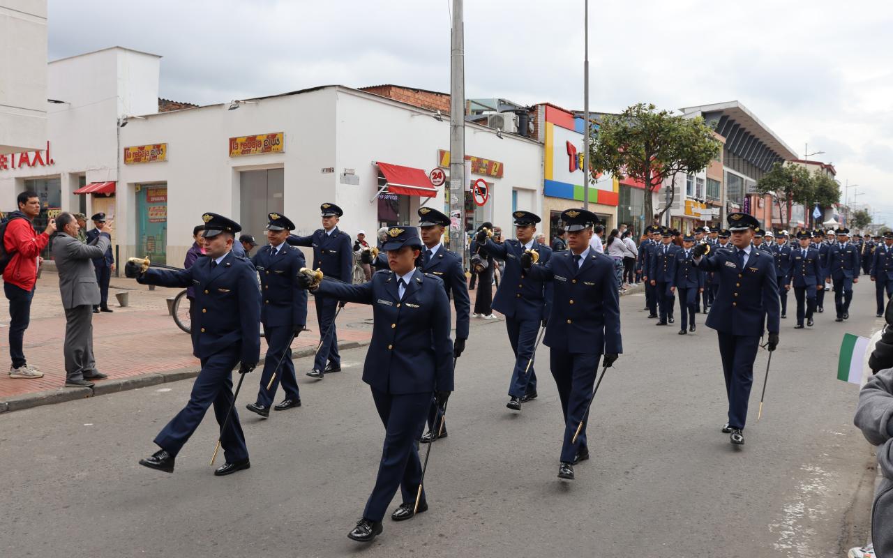 Fuerza Aérea más cerca de la gente, desfile en Zipaquirá en homenaje a sus mártires   