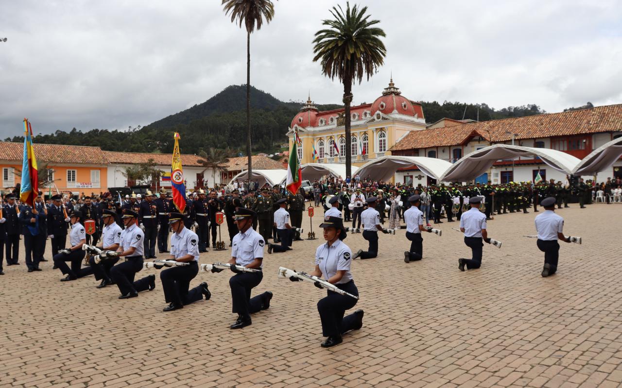 Fuerza Aérea más cerca de la gente, desfile en Zipaquirá en homenaje a sus mártires   