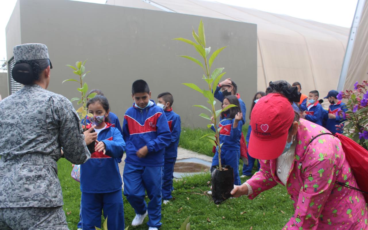 Niños de la Institución Educativa Departamental Tecnológico de Madrid y personal militar realizaron jornada de arborización en la ESUFA