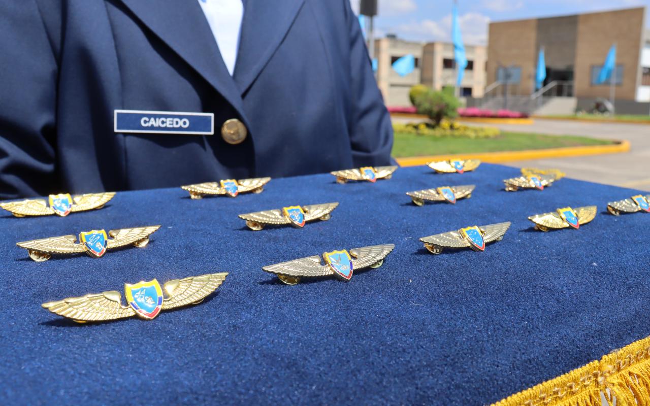 Imposición de alas de especialidad a futuros Suboficiales durante ceremonia militar