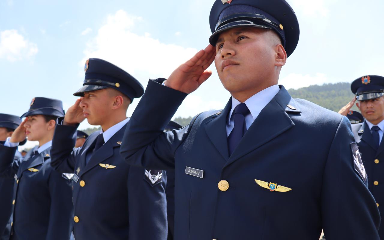 Imposición de alas de especialidad a futuros Suboficiales durante ceremonia militar