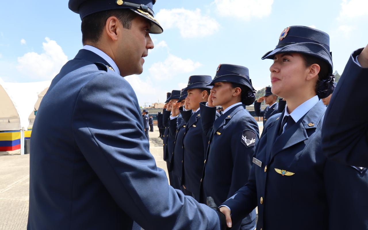 Imposición de alas de especialidad a futuros Suboficiales durante ceremonia militar